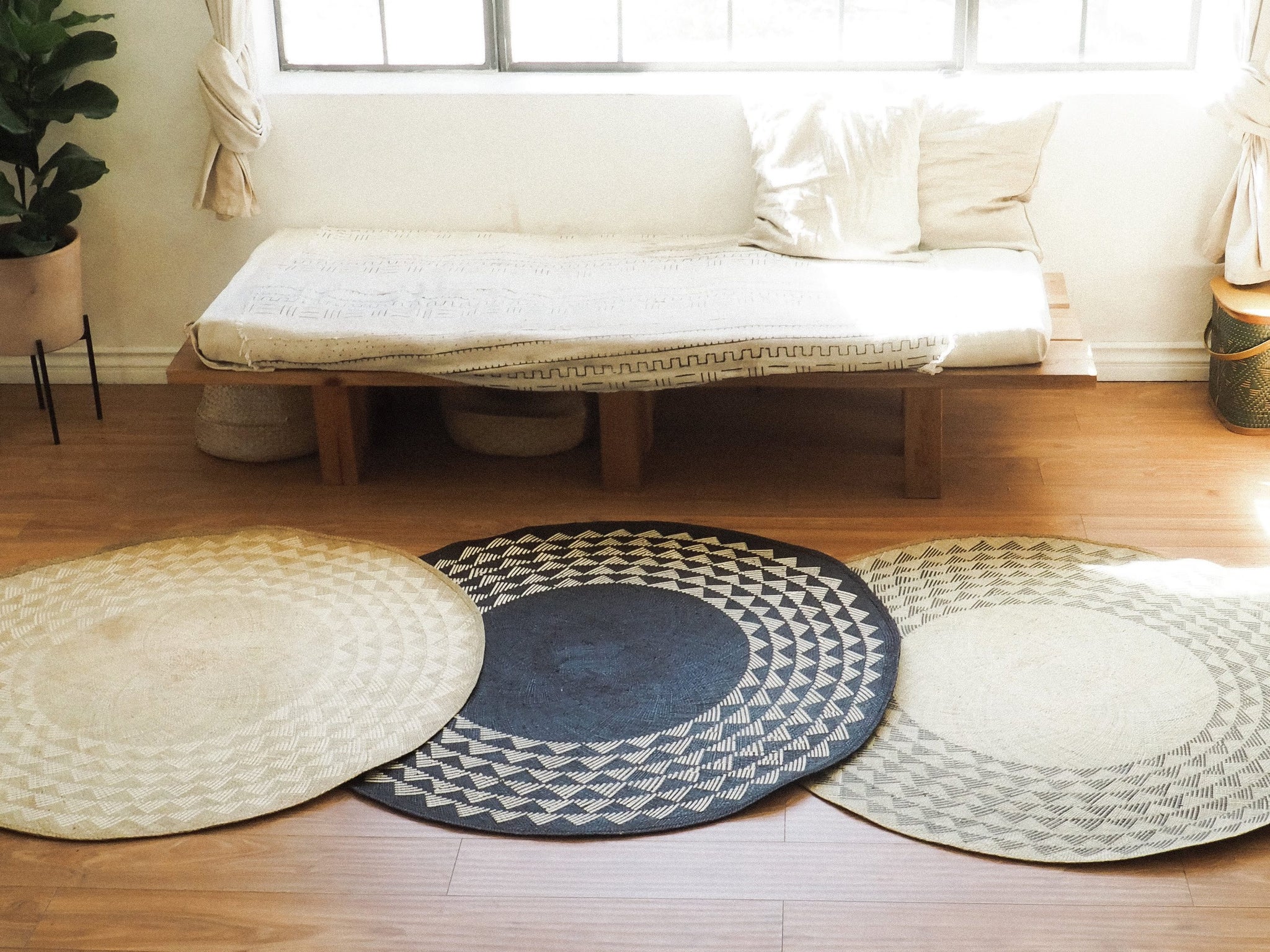 Black Triangle Mat | 4' Round | Natural Base - life of kuhl @HOME